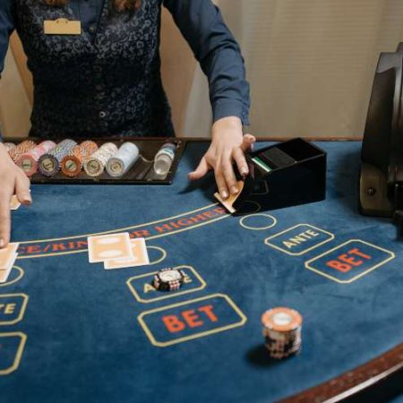 Mini Baccarat vs. Standard Baccarat